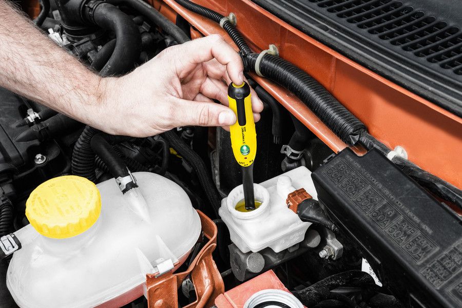 Проверка тормозной жидкости в автомобилях